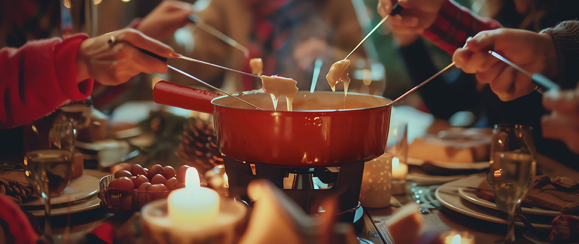 Kochen am Tisch mit Freunden