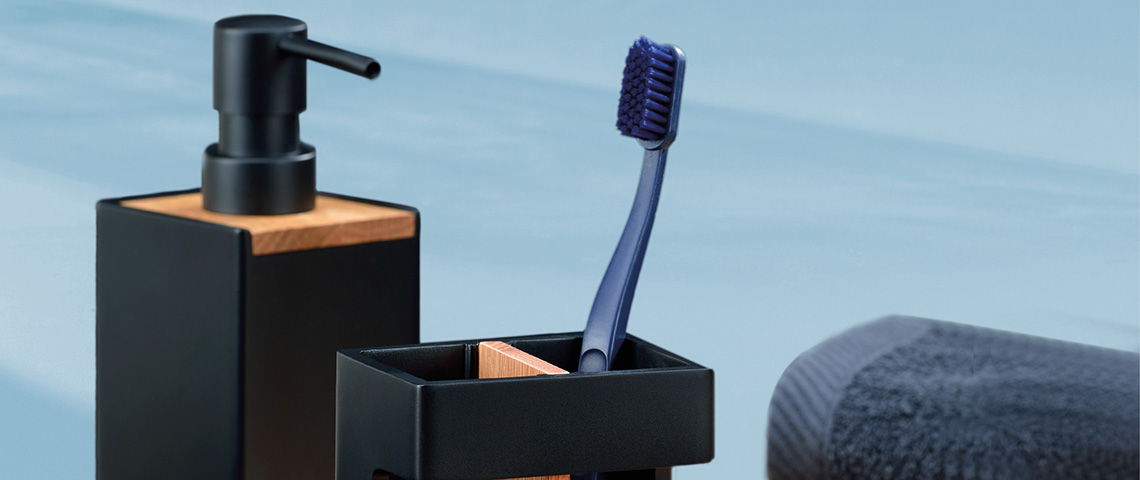 Cube. Quadratische Accessoires für das Badezimmer in schwarz oder weiß