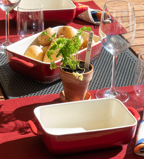 Malin – serving and casserole dishes in red