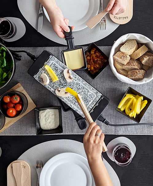 Stimmungsbild Raclette-Essen zu Zweit am Tisch. Raclette Tomül.