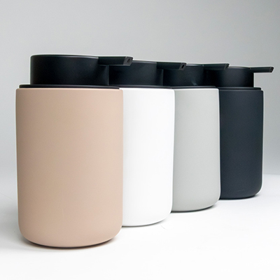 Flacher, stylischer Wandspiegel in schwarz Flacher, stylischer Wandspiegel in schwarz